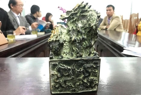 Hiện vật nghi là...ấn tín của nhà vua: Không có giá trị? Hiện vật nghi là...ấn tín của nhà vua: Không có giá trị?