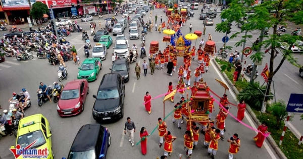 Hà Nội: Trẩy hội trên con đường 'đắt nhất hành tinh'