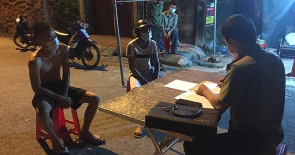 Hai thanh niên không đeo khẩu trang phóng xe máy vượt chốt vào vùng cách ly
