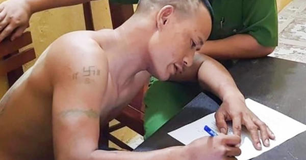 Khởi tố kẻ liều lĩnh vác dao vào trụ sở công an chém một Thượng úy bị thương