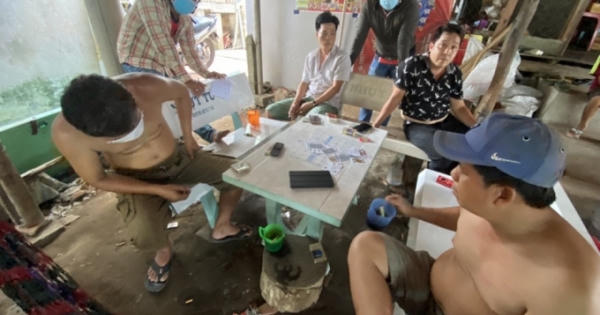 An Giang: Bắt giữ 5 đối tượng đánh bài tây ăn tiền, tạm giữ gần 23 triệu đồng