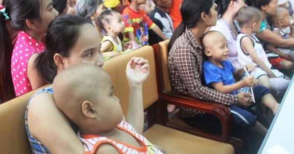 Những em bé ung thư mang chai dịch truyền đón Tết thiếu nhi