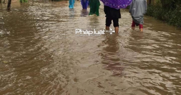 Thừa Thiên-Huế: Mưa lớn, QL1A nhiều đoạn bị ngập sâu, giao thông trì trệ