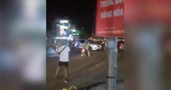 TP HCM: Công an nổ súng trấn áp hỗn chiến giữa tài xế GrabBike và tài xế xe ôm truyền thống