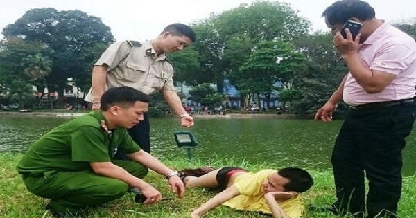 Hà Nội: Nhận mình là "nàng tiên cá", nam thanh niên bơi ra Tháp Rùa "phơi nắng" Hà Nội: Nhận mình là "nàng tiên cá", nam thanh niên bơi ra Tháp Rùa "phơi nắng"