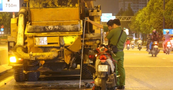 Tông xe vào xe bơm hút bê tông, một người nguy kịch