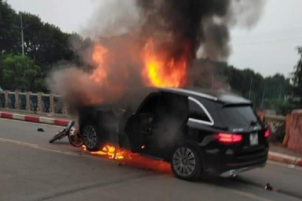 Tạm giữ người phụ nữ đi xe Mercedes gây tai nạn thảm khốc tại Hà Nội