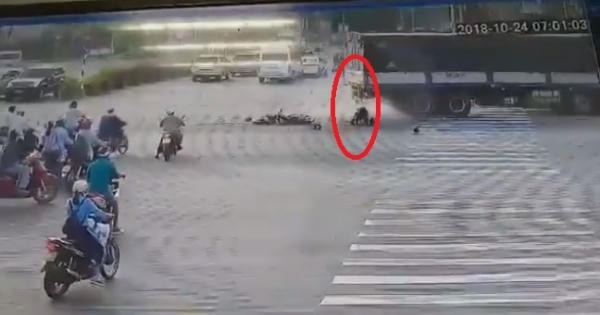 [Clip]: Tài xế Grab thoát chết thần kì sau khi bị xe tải tông trúng