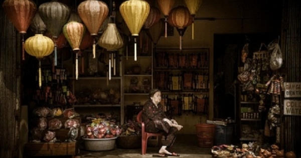 Bức ảnh cụ bà bán đèn lồng ở Hội An giành giải quốc tế