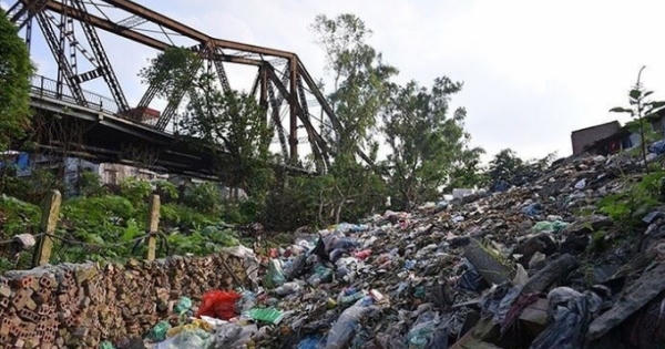 Rác thải “bủa vây” chân cầu Long Biên