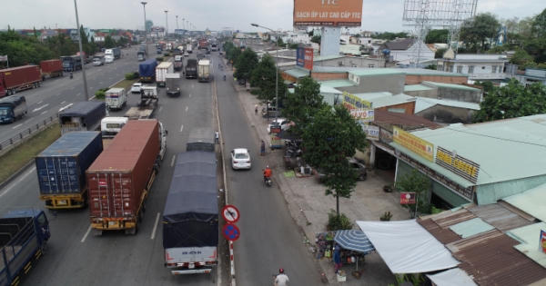 Biến Quốc lộ 1A thành bãi đậu xe, phục vụ một loạt quán cơm