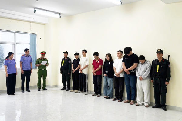 Triệt phá đường dây buôn bán thuốc lá điện tử doanh thu hàng tỷ đồng