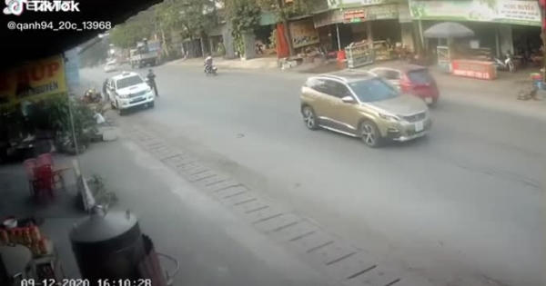 [Clip]: Bị yêu cầu dừng xe, đôi nam nữ tăng ga "húc văng" chiến sĩ CSCĐ