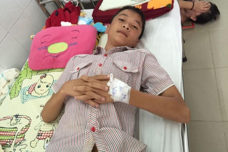 Chơi trò oẳn tù tì em nhỏ bị đâm thủng ruột Chơi trò oẳn tù tì em nhỏ bị đâm thủng ruột