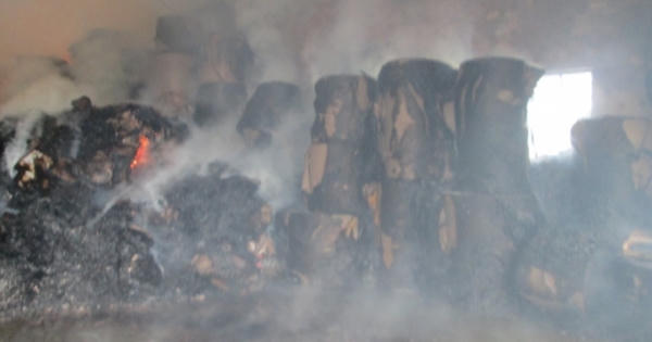 Bình Dương: Biển lửa bao trùm công ty sản xuất bao bì trong ngày mưa gió