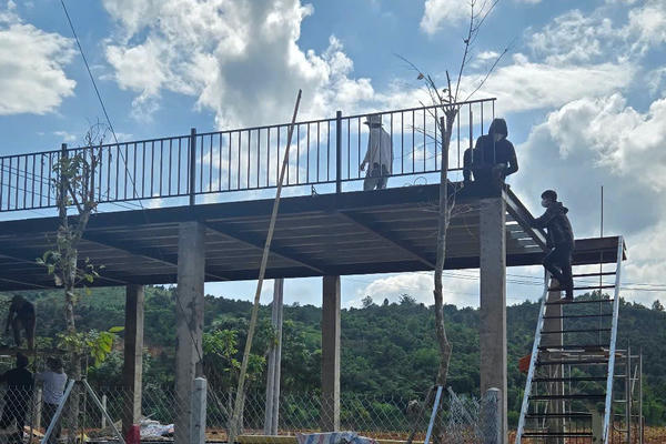 Có hay không Công ty TNHH Kiến trúc và Xây dựng Kiến Tạo Xanh ký hợp đồng nhưng nhận tiền qua tài khoản cá nhân, vi phạm quy định về kế toán và nghĩa vụ thuế?