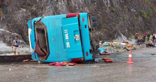 Hòa Bình: Xe khách lật nhào, ít nhất 8 người thương vong