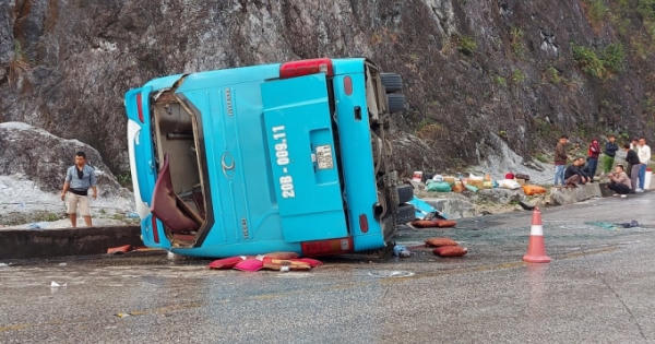 2 người tử vong, 10 người bị thương trong vụ tai nạn xe khách ở Hòa Bình