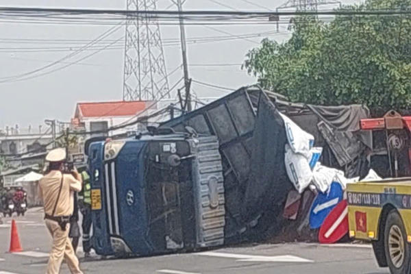 Tránh xe đạp điện băng qua đường, ô tô tải lật ngang QL1A ở Đồng Tháp