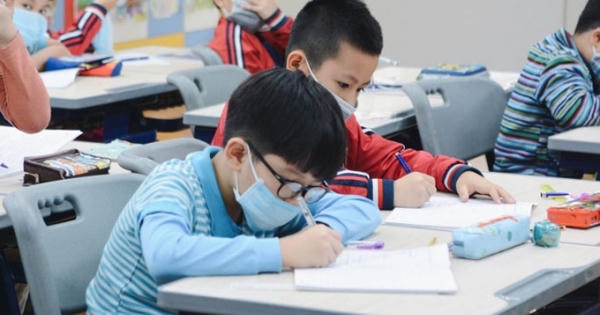 Học sinh lớp 1, 2 thực hiện bài kiểm tra định kỳ trực tiếp