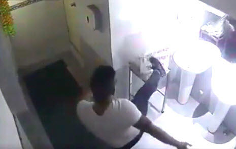 Clip: "Soái ca áo phông trắng" trộm tiền từ thiện trong nhà vệ sinh