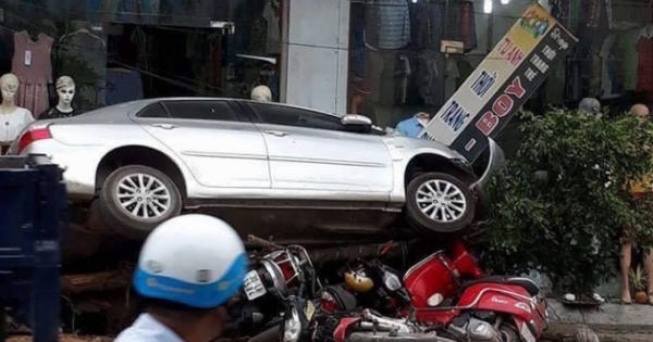 Hà Nội: “Xế hộp điên” đâm liên hoàn cán đổ 1 cây và 4 xe máy