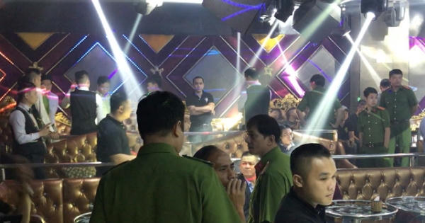 Hàng trăm cảnh sát “đột kích” 2 quán bar trước thềm năm mới Hàng trăm cảnh sát “đột kích” 2 quán bar trước thềm năm mới