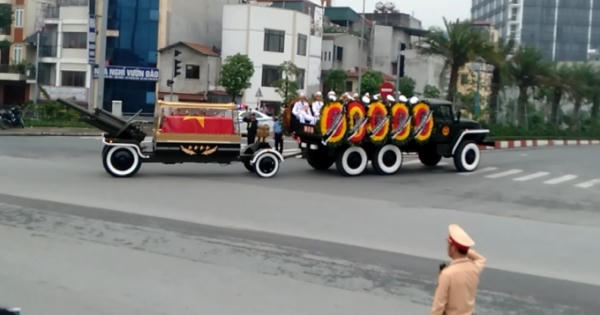 Video: Linh cữu nguyên Chủ tịch nước, Đại tướng Lê Đức Anh rời Thủ đô ra sân bay Nội Bài
