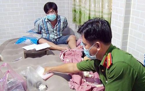 Đang bị truy nã vẫn “ngựa quen đường cũ” dùng súng đạn đi buôn ma tuý