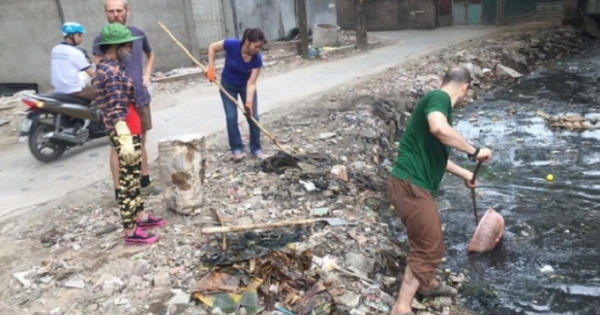 Cảm ơn ông Tây dọn rác, nghĩ về ý thức người Việt