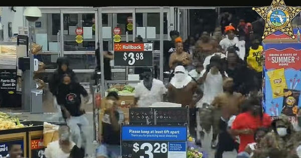 Ngán ngẩm trước cảnh hàng trăm người lao vào siêu thị "hôi của"