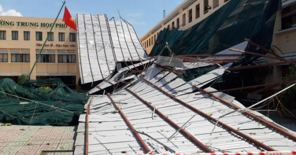 TP HCM: Gió lốc giật bay mái tôn tại trường THPT Bình Phú