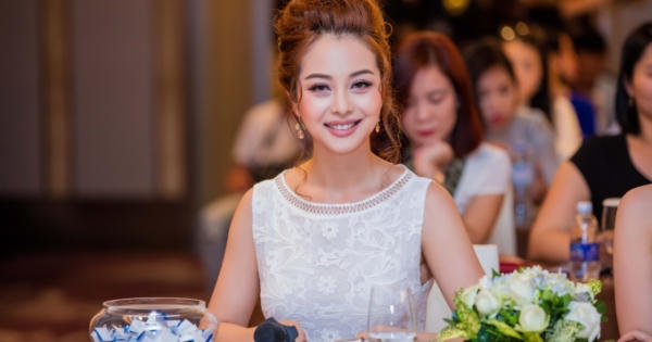 Jennifer Phạm đọ sắc cùng Lã Thanh Huyền và Trương Quỳnh Anh sau khi sinh con thứ 3