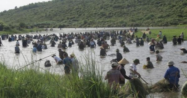 Hà Tĩnh: Náo nhiệt lội bùn đánh cá trong Lễ hội đánh cá Đồng Hoa