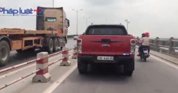 Cầu Thanh Trì: Người điều khiển phương tiện thô sơ đánh cược mạng sống vì ô tô đi sai làn