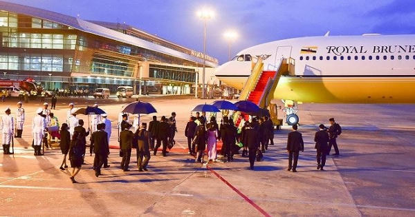 Nguyên thủ duy nhất thế giới tự lái một chiếc Boeing
