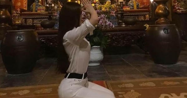 Vừa lên mạng phân trần việc bán dâm, Á hậu Thư Dung lại bị chỉ trích tạo dáng nhạy cảm nơi linh thiêng