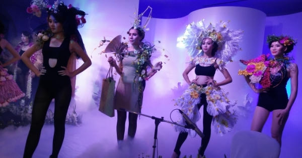 Choáng ngợp bởi những bộ trang phục làm từ hoa và vật liệu khô Choáng ngợp bởi những bộ trang phục làm từ hoa và vật liệu khô