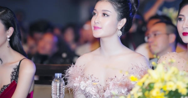 Chẳng cần phụ kiện tiền tỷ, Huyền My vẫn nổi bần bật với đầm đuôi cá xuyên thấu Chẳng cần phụ kiện tiền tỷ, Huyền My vẫn nổi bần bật với đầm đuôi cá xuyên thấu