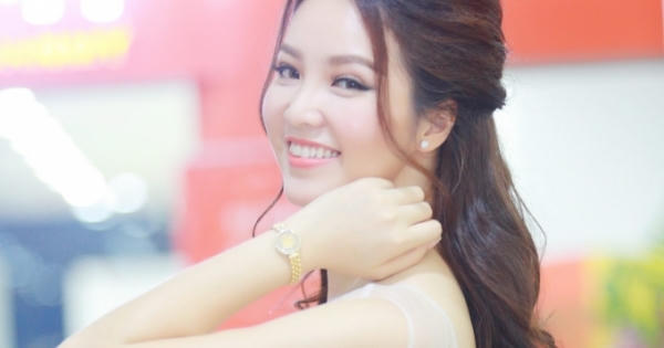 Á hậu Thuỵ Vân táo bạo với váy xuyên thấu