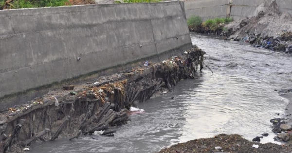 Đồng Nai: Kè bê tông 9 tỷ đồng vừa nghiệm thu qua cơn mưa nhỏ đã sập do... “tiền ít”