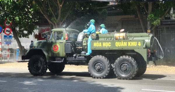 Điều xe chuyên dụng phung hóa chất khử khuẩn tại TP Vinh sau ca mắc Covid-19 đầu tiên