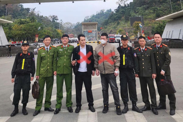 Bàn giao 2 đối tượng truy nã quốc tế cho phía Trung Quốc