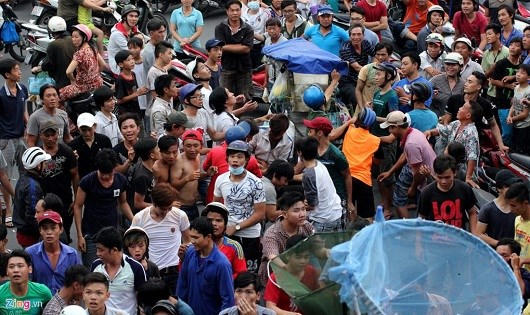 Tung, ném, rải tiền xuống đường - coi chừng vi phạm pháp luật Tung, ném, rải tiền xuống đường - coi chừng vi phạm pháp luật