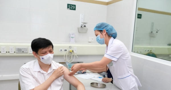 Thứ trưởng và Bộ trưởng Bộ Y tế tiêm vắc xin phòng COVID-19, sức khỏe tốt sau tiêm