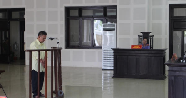 Say rượu, con dùng búa đánh vào đầu cha