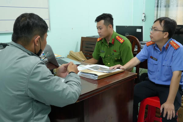 Đồng Tháp: Khởi tố thêm tài xế trong vụ xe khách rượt đuổi xe tải khiến hành khách hoảng loạn Đồng Tháp: Khởi tố thêm tài xế trong vụ xe khách rượt đuổi xe tải khiến hành khách hoảng loạn