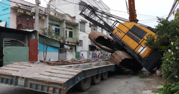 Xe cẩu rơi khỏi xe đầu kéo, đè vào 2 nhà dân Xe cẩu rơi khỏi xe đầu kéo, đè vào 2 nhà dân