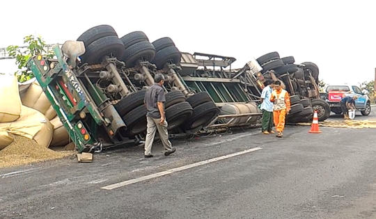 Tai nạn giao thông Plus: Va chạm với xe chở đất, chồng tử vong, vợ nguy kịch