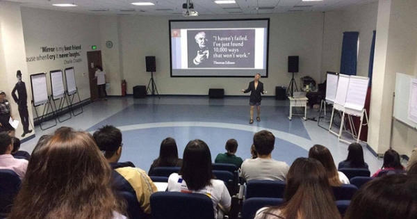 Giáo sư mặc quần soóc đi dạy học: Hành động minh họa cho sự sáng tạo hay phản cảm?